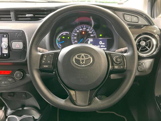 �C���e���A�ɍ��킹���f�U�C���̃X�e�A�����O�́A�^�]�������̂��Ƃ��l���A�^�]���₷���`��A�傫���ł��B�����x�A���ۂɐG���Ă��m���߂��������B