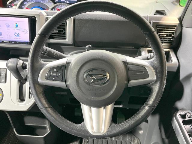 �C���e���A�ɍ��킹���f�U�C���̃X�e�A�����O�́A�^�]�������̂��Ƃ��l���A�^�]���₷���`��A�傫���ł��B�����x�A���ۂɐG���Ă��m���߂��������B