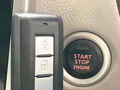 【オペレーションキー】カバンやポケットに入れたままでもドアの施錠・解錠が可能なスマートキーを装備。エンジンのオン・オフ時もカギを取り出す必要が無いからとっても便利です♪ 3