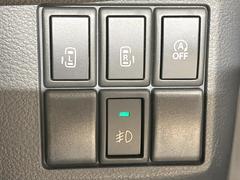 【両側パワースライドドア】スマートキーや運転席のスイッチで後席両側スライドドアの開閉が可能♪電動だから力を入れてドアを開ける必要が無く、小さなお子様でも簡単に開け閉めでき快適です♪ 4