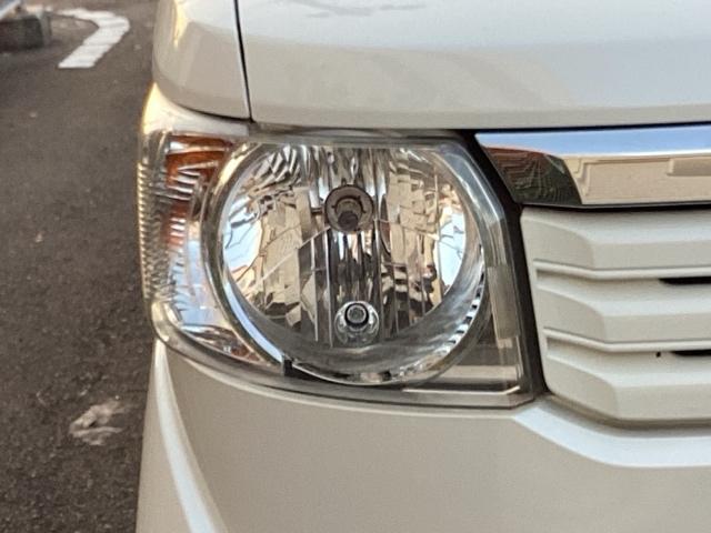 ハロゲンタイプのヘッドライト搭載でしっかり明るく照らしてくれるので、夜間走行や不慣れな道でも安心です。