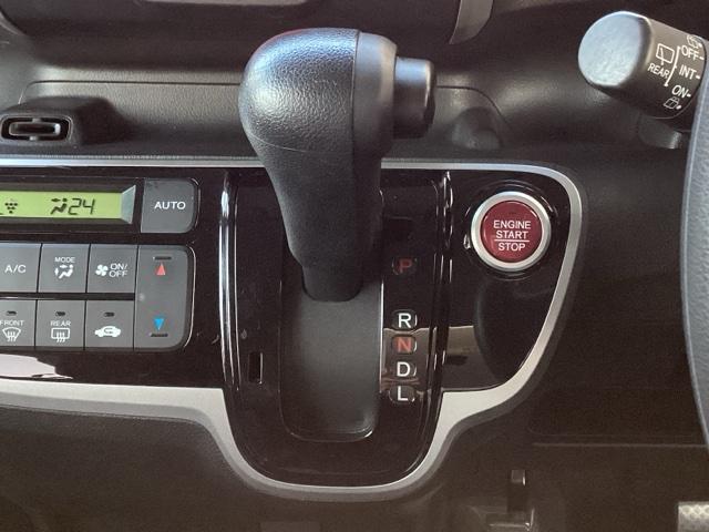 発進時から滑らかに加速する無段階変速のＣＶＴはストップ＆ゴーの多い街の中も快適です