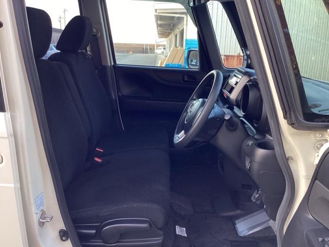 フロントシートはベンチシートです。ベンチシ―トは運転席と助手席の移動もスムーズ！狭い駐車場での乗り降りに便利です。