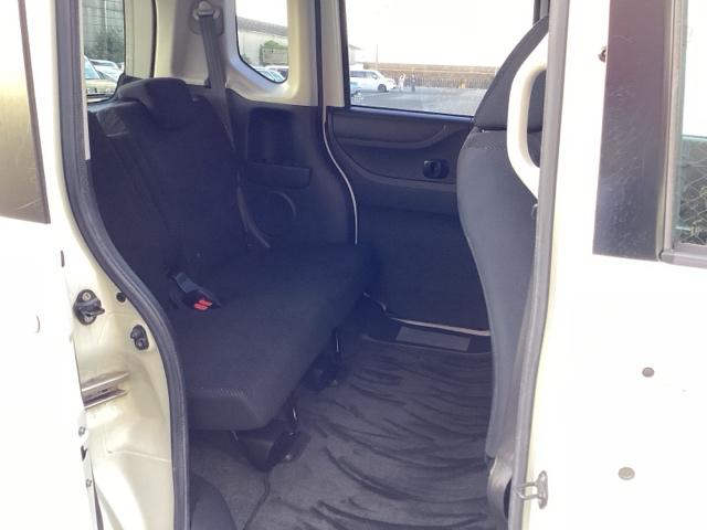 広々リアシートです。不要なときは収納しておけますよ。ラゲッジルームも広がります。