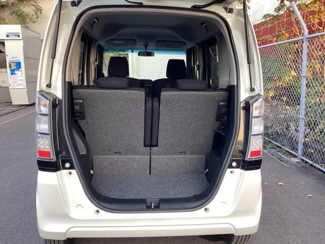 テールゲートを開けるとラゲッジルームがあるので荷物を収納できます。