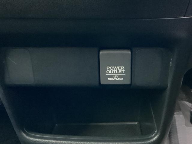 【アクセサリーソケット（電源ソケット）】電源からケーブルをつなげば、スマートフォンなどの電子機器の充電などを行うことができます！ゲーム機器や、カメラの充電にも便利ですね。