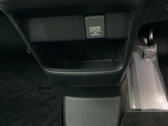 足元部分にはちょっとした小物を入れるのに便利な収納ＢＯＸもあります。