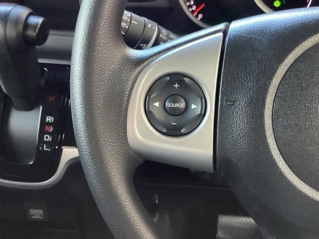 ステアリング左手側にオーディオ関連のコントロールスイッチを配置しています。操作時は視線を逸らすことなく運転に集中できます。
