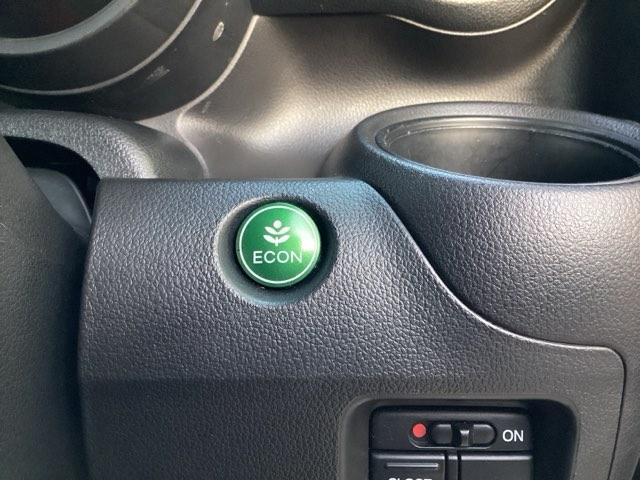 燃費を良くするＥＣＯＮ、横滑りを防止するＶＳＡ等のスイッチは運転席の右側、手の届きやすい位置にあります。