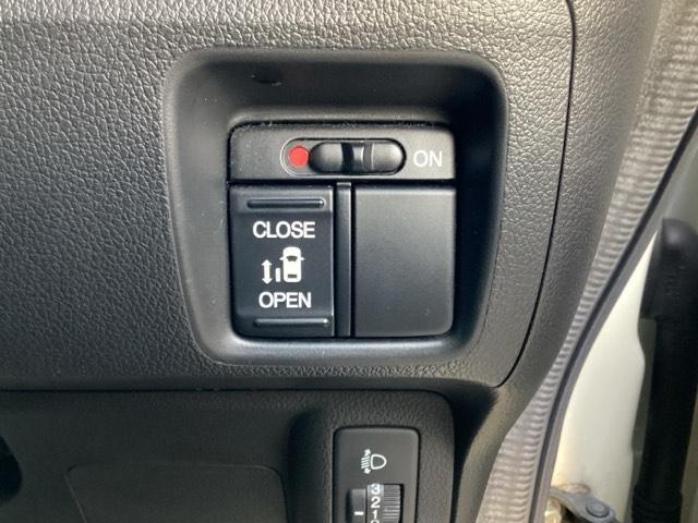 電動スライドドアの操作部分です。リアドアは左側が電動スライドドアになっています