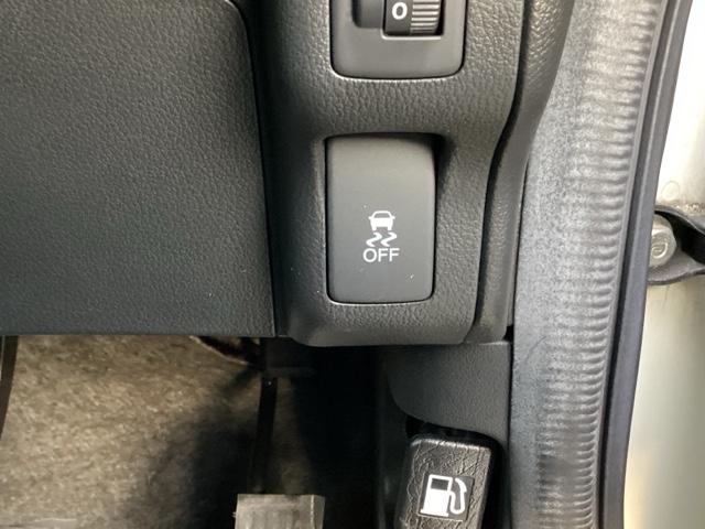 ＶＳＡ（横滑り抑制）は滑りやすい路面・カーブを走っている時に起こりがちな横滑りをコンピューター制御で抑制し、運転にゆとりをもたらします