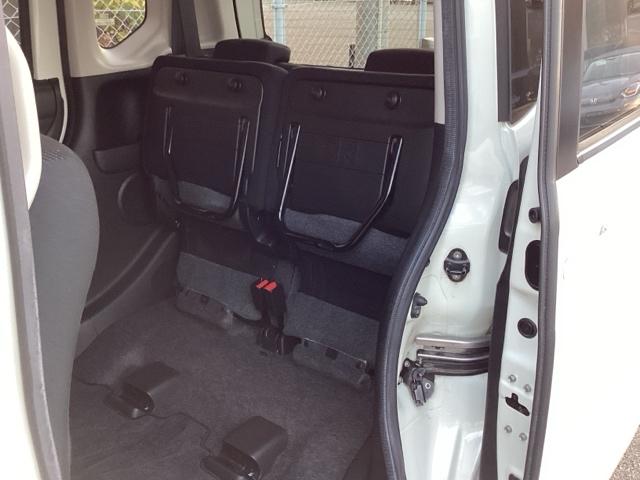 リアシート跳ね上げ状態