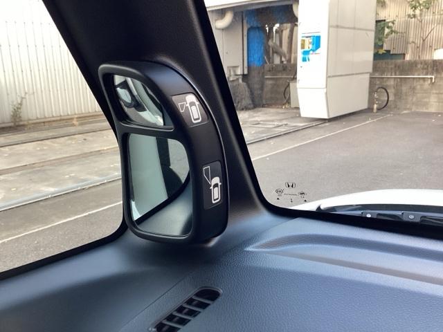 【サイドビューサポートミラー】停車時や発進時、対向車とのすれ違いや路肩に寄せるときなど、車両左側前方を確認するときに役立ちます。