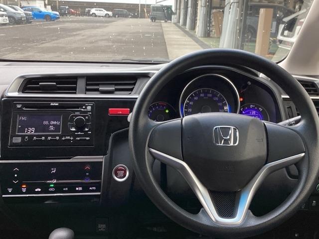 フィット １３Ｇ・Ｆパッケージ　Ｆパッケージ　フルオートエアコンディショナー　イモビ　スマ－トキ－　記録簿有り　ＶＳＡ　助手席エアバッグ　ＵＳＢ接続　エアバック　ＰＳ　キ－フリ－　ＰＷ　ＡＢＳ　アイドリングＳＴＯＰ（3枚目）