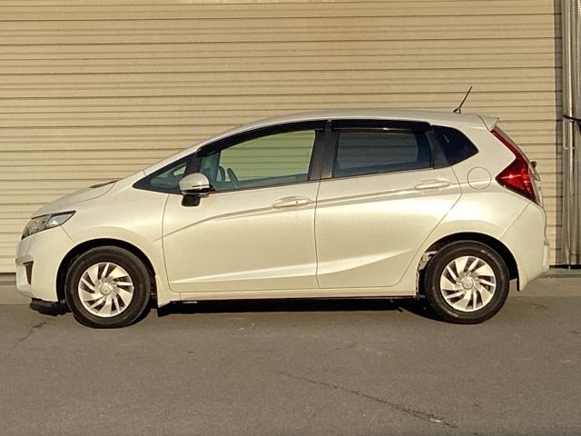 フィット １３Ｇ・Ｆパッケージ　Ｆパッケージ　フルオートエアコンディショナー　イモビ　スマ－トキ－　記録簿有り　ＶＳＡ　助手席エアバッグ　ＵＳＢ接続　エアバック　ＰＳ　キ－フリ－　ＰＷ　ＡＢＳ　アイドリングＳＴＯＰ（8枚目）