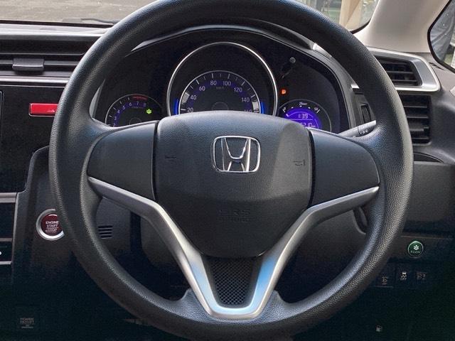 フィット １３Ｇ・Ｆパッケージ　Ｆパッケージ　フルオートエアコンディショナー　イモビ　スマ－トキ－　記録簿有り　ＶＳＡ　助手席エアバッグ　ＵＳＢ接続　エアバック　ＰＳ　キ－フリ－　ＰＷ　ＡＢＳ　アイドリングＳＴＯＰ（12枚目）