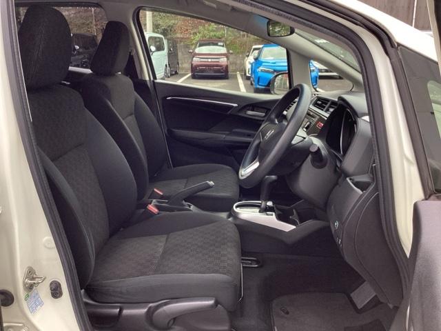 フィット １３Ｇ・Ｆパッケージ　Ｆパッケージ　フルオートエアコンディショナー　イモビ　スマ－トキ－　記録簿有り　ＶＳＡ　助手席エアバッグ　ＵＳＢ接続　エアバック　ＰＳ　キ－フリ－　ＰＷ　ＡＢＳ　アイドリングＳＴＯＰ（17枚目）