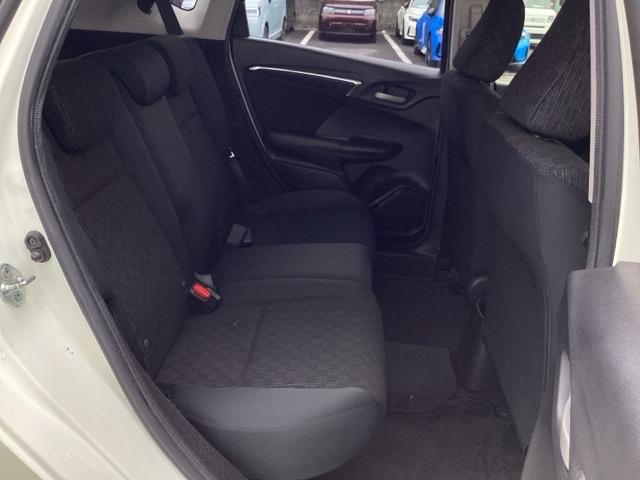 フィット １３Ｇ・Ｆパッケージ　Ｆパッケージ　フルオートエアコンディショナー　イモビ　スマ－トキ－　記録簿有り　ＶＳＡ　助手席エアバッグ　ＵＳＢ接続　エアバック　ＰＳ　キ－フリ－　ＰＷ　ＡＢＳ　アイドリングＳＴＯＰ（18枚目）