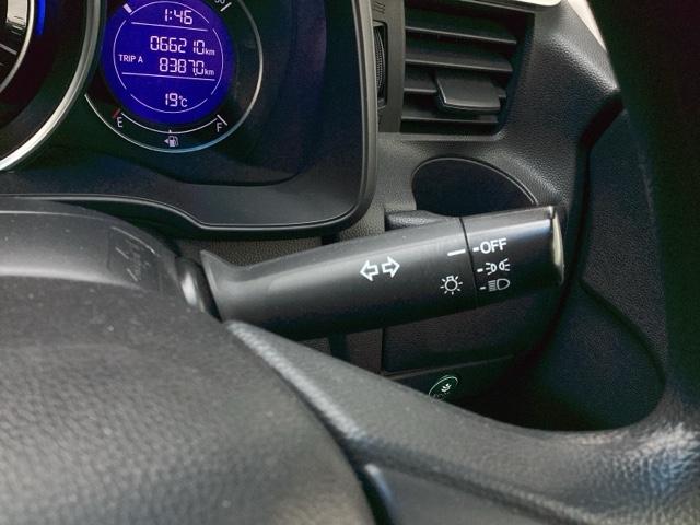 フィット １３Ｇ・Ｆパッケージ　Ｆパッケージ　フルオートエアコンディショナー　イモビ　スマ－トキ－　記録簿有り　ＶＳＡ　助手席エアバッグ　ＵＳＢ接続　エアバック　ＰＳ　キ－フリ－　ＰＷ　ＡＢＳ　アイドリングＳＴＯＰ（25枚目）