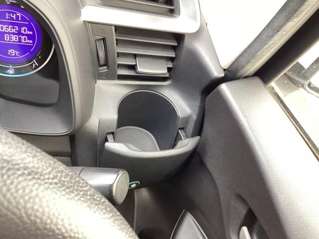 フィット １３Ｇ・Ｆパッケージ　Ｆパッケージ　フルオートエアコンディショナー　イモビ　スマ－トキ－　記録簿有り　ＶＳＡ　助手席エアバッグ　ＵＳＢ接続　エアバック　ＰＳ　キ－フリ－　ＰＷ　ＡＢＳ　アイドリングＳＴＯＰ（26枚目）