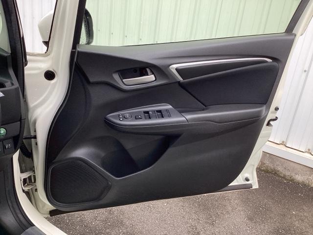 フィット １３Ｇ・Ｆパッケージ　Ｆパッケージ　フルオートエアコンディショナー　イモビ　スマ－トキ－　記録簿有り　ＶＳＡ　助手席エアバッグ　ＵＳＢ接続　エアバック　ＰＳ　キ－フリ－　ＰＷ　ＡＢＳ　アイドリングＳＴＯＰ（31枚目）