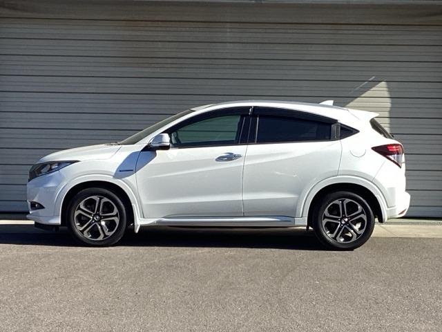 ヴェゼル ハイブリッドＺ・ホンダセンシング　ＤＶＤ再生機能　整備記録簿　横滑り防止システム　バックアイカメラ　盗難防止装置　フルセ　シートヒーター付　スマ－トキ－　ＥＣＯモード　パワーウィンド　サイドエアバッグ（6枚目）