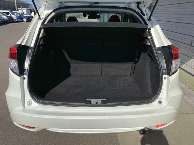 ヴェゼル ハイブリッドＺ・ホンダセンシング　ＤＶＤ再生機能　整備記録簿　横滑り防止システム　バックアイカメラ　盗難防止装置　フルセ　シートヒーター付　スマ－トキ－　ＥＣＯモード　パワーウィンド　サイドエアバッグ（19枚目）