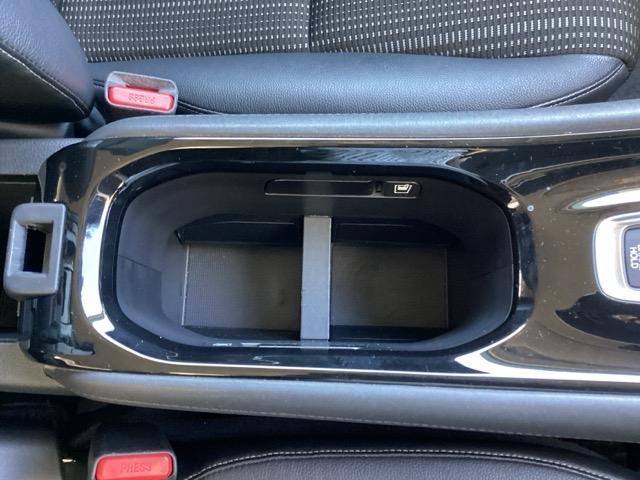 ヴェゼル ハイブリッドＺ・ホンダセンシング　ＤＶＤ再生機能　整備記録簿　横滑り防止システム　バックアイカメラ　盗難防止装置　フルセ　シートヒーター付　スマ－トキ－　ＥＣＯモード　パワーウィンド　サイドエアバッグ（22枚目）