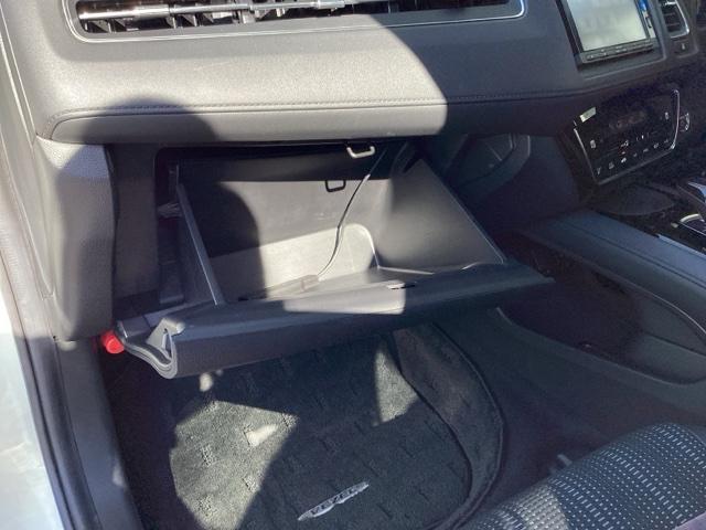 ヴェゼル ハイブリッドＺ・ホンダセンシング　ＤＶＤ再生機能　整備記録簿　横滑り防止システム　バックアイカメラ　盗難防止装置　フルセ　シートヒーター付　スマ－トキ－　ＥＣＯモード　パワーウィンド　サイドエアバッグ（34枚目）