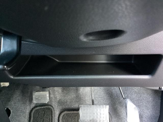 �n���h���̉��Ɏ��[�X�y�[�X������܂��B