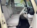 フロントシートはベンチシートです。ベンチシ―トは運転席と助手席の移動もスムーズ!狭い駐車場での乗り降りに便利です。シートの間にコンソールボックスやドリンクホルダーがないため、車内空間も広く感じます