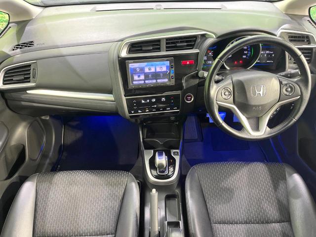 フィットハイブリッド Ｌパッケージ　禁煙車　純正ナビ　バックカメラ　衝突軽減装置　ハーフレザーシート　ＥＴＣ　Ｂｌｕｅｔｏｏｔｈ　フルセグ　ドラレコ　コーナーセンサー　スマートキー　ＬＥＤヘッド　クルコン　電動格納ミラー（2枚目）