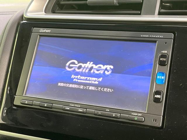 フィットハイブリッド Ｌパッケージ　禁煙車　純正ナビ　バックカメラ　衝突軽減装置　ハーフレザーシート　ＥＴＣ　Ｂｌｕｅｔｏｏｔｈ　フルセグ　ドラレコ　コーナーセンサー　スマートキー　ＬＥＤヘッド　クルコン　電動格納ミラー（3枚目）