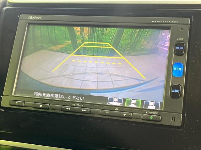 フィットハイブリッド Ｌパッケージ　禁煙車　純正ナビ　バックカメラ　衝突軽減装置　ハーフレザーシート　ＥＴＣ　Ｂｌｕｅｔｏｏｔｈ　フルセグ　ドラレコ　コーナーセンサー　スマートキー　ＬＥＤヘッド　クルコン　電動格納ミラー（5枚目）