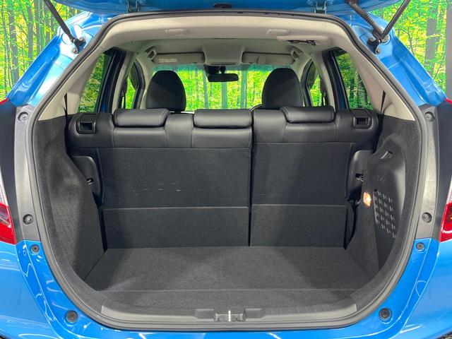 フィットハイブリッド Lパッケージ 禁煙車 純正ナビ バックカメラ 衝突軽減装置 ETC LEDヘッド Bluetooth クルコン ステアリングスイッチ スマートキー オートライト オートエアコン 横滑り防止装置 電動格納ミラー(31枚目)