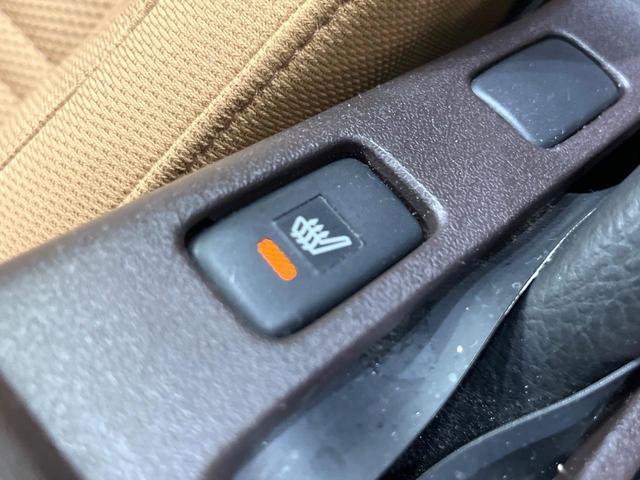 コペン セロ　禁煙車　シートヒーター　スマートキー　ＬＥＤヘッド　ＥＴＣ　オートエアコン　純正１６インチアルミ　革巻きステアリング　ＣＤ再生　ステアリングスイッチ　アイドリングストップ　電動ミラー（3枚目）