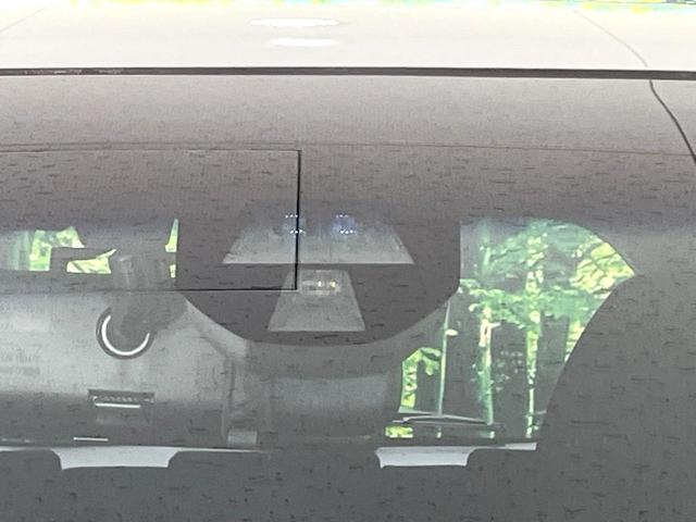 【シティブレーキアクティブシステム】低速走行中に前方の車両等を認識し、衝突しそうな時は警報とブレーキで衝突回避と被害軽減をアシスト。より安全にドライブをお楽しみいただけます。