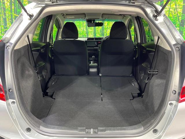 後席を格納すると、これだけの広さが！シーンに合わせたシートアレンジで、大きな荷物も積むことが出来ます♪
