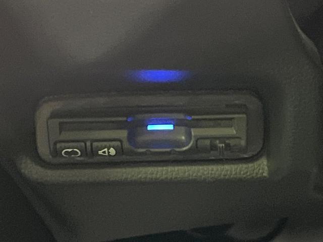 フィットハイブリッド Ｌパッケージ　純正ナビ　バックカメラ　衝突軽減装置　ハーフレザーシート　ＥＴＣ　Ｂｌｕｅｔｏｏｔｈ　フルセグ　ドラレコ　スマートキー　ＬＥＤヘッド　クルーズコントロール　ステアリングスイッチ　オートライト（6枚目）