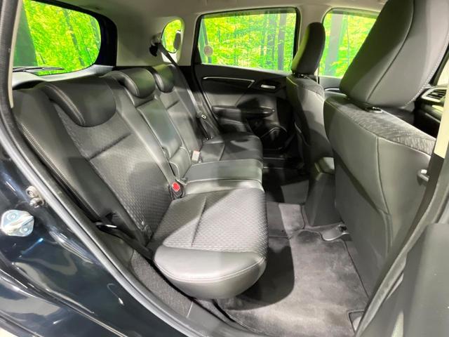 フィットハイブリッド Ｌパッケージ　純正ナビ　バックカメラ　衝突軽減装置　ハーフレザーシート　ＥＴＣ　Ｂｌｕｅｔｏｏｔｈ　フルセグ　ドラレコ　スマートキー　ＬＥＤヘッド　クルーズコントロール　ステアリングスイッチ　オートライト（9枚目）