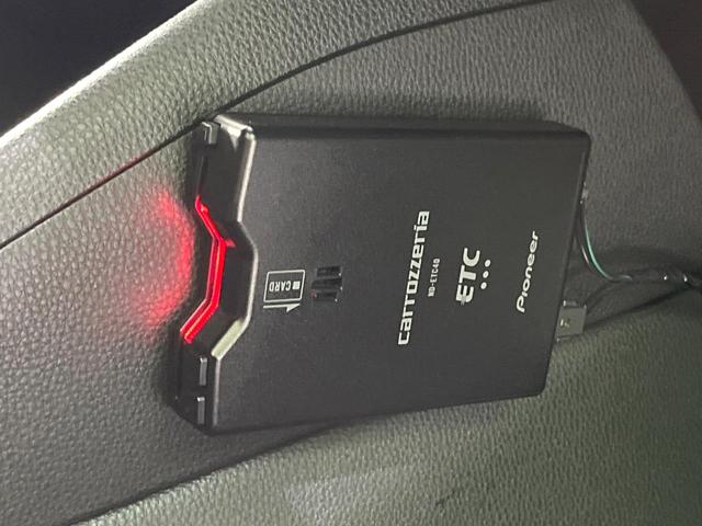 ヤリス ハイブリッドＧ　禁煙車　ディスプレイオーディオ　バックカメラ　衝突軽減装置　レーダークルーズ　ＥＴＣ　Ｂｌｕｅｔｏｏｔｈ　ドラレコ　スマートキー　レーンアシスト　オートマチックハイビーム　オートライト　電動格納ミラー（7枚目）