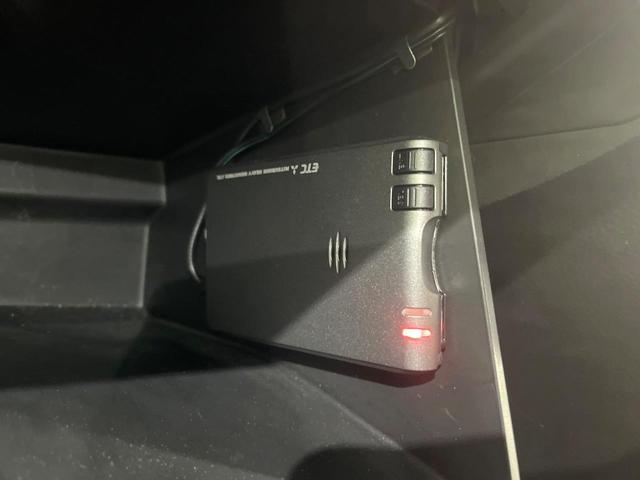 スイフト ＲＳ　禁煙車　ＳＤナビ　バックカメラ　クルコン　ＥＴＣ　Ｂｌｕｅｔｏｏｔｈ　スマートキー　ＨＩＤヘッド　ステアリングスイッチ　純正１６インチアルミ　フォグライト　電動格納ミラー　パワーウィンドウ　ＣＤ再生（5枚目）