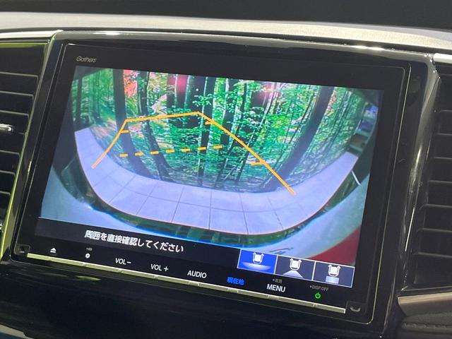 【バックカメラ】駐車時に後方がリアルタイム映像で確認できます。大型商業施設や立体駐車場での駐車時や、夜間のバック時に大活躍！運転スキルに関わらず、今や必須となった装備のひとつです！