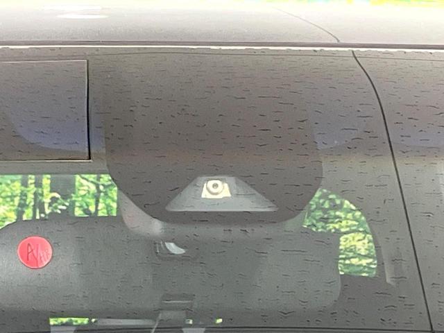 【ホンダセンシング】走行中に前方の車両等を認識し、衝突しそうな時は警報とブレーキで衝突回避と被害軽減をアシスト。より安全にドライブをお楽しみいただけます。