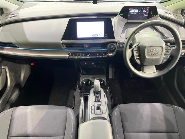 プリウス Ｇ　禁煙車　８型デイスプレイオーディオ　全周囲カメラ　衝突軽減装置　レーダークルーズ　ＥＴＣ　Ｂｌｕｅｔｏｏｔｈ　フルセグ　ドラレコ　コーナーセンサー　スマートキー　シートヒーター　ＬＥＤヘッド（2枚目）