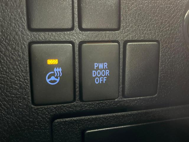 【ステアリングヒーター】冬場に冷たくなりやすい革巻きステアリングを、スイッチ一つで素早く適温に！エアコンよりも早く温まってくれるので、寒い日の運転も快適になりますね♪