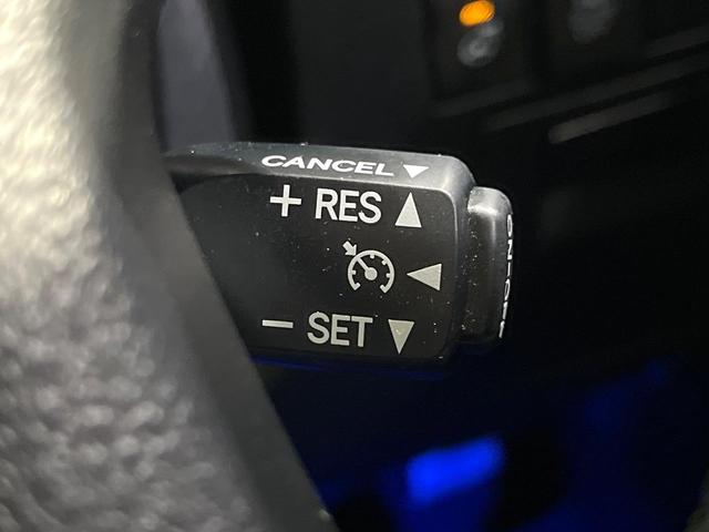 【クルーズコントロール】高速道路もラクラク走行。アクセルを離しても一定速度で走行ができ、長距離運転時の負担を軽減！加速・減速も簡単なスイッチ操作で調整できます。