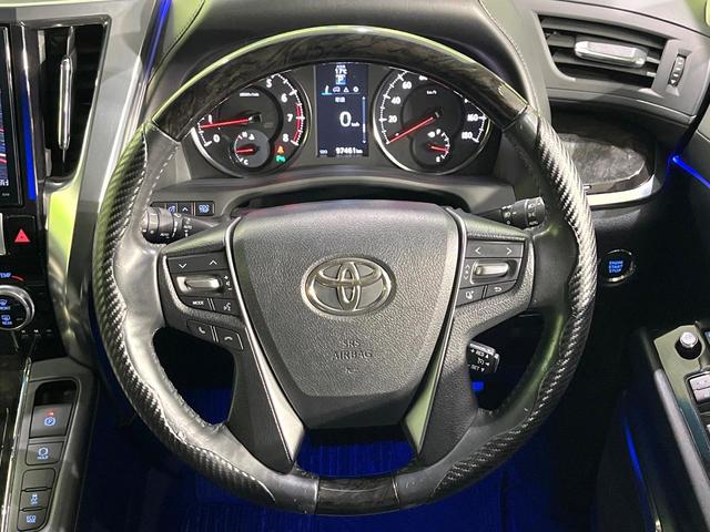 【ウッドコンビステアリング】高級感ある木目調パーツを採用した手に良く馴染むコンビハンドル。運転席廻りの雰囲気も一気に豪華になります！