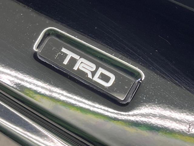 プリウス Ｓツーリングセレクション　禁煙車　ＴＲＤフルエアロ　９型ＢＩＧ－Ｘ　バックカメラ　衝突軽減装置　レーダークルーズ　ＥＴＣ　Ｂｌｕｅｔｏｏｔｈ　フルセグ　スマートキー　シートヒーター　ＬＥＤヘッドライト　ＬＥＤフォグ（3枚目）