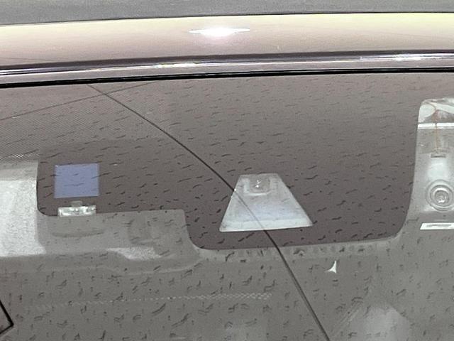 【スマートブレーキサポート】走行中に前方の車両等を認識し、衝突しそうな時は警報とブレーキで衝突回避と被害軽減をアシスト。より安全にドライブをお楽しみいただけます。